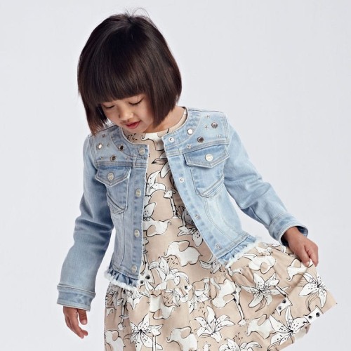 Mayoral-kurtka-z-aplikacja-dla-dziewczynki-blue-jeans-jasny-jeans-21-03478-062-800-1.jpg